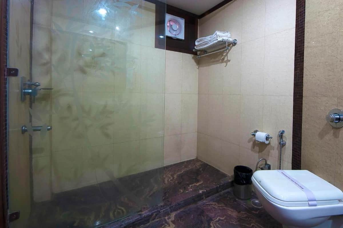 Deluxe Room | Bathroom | Free toiletries, towels