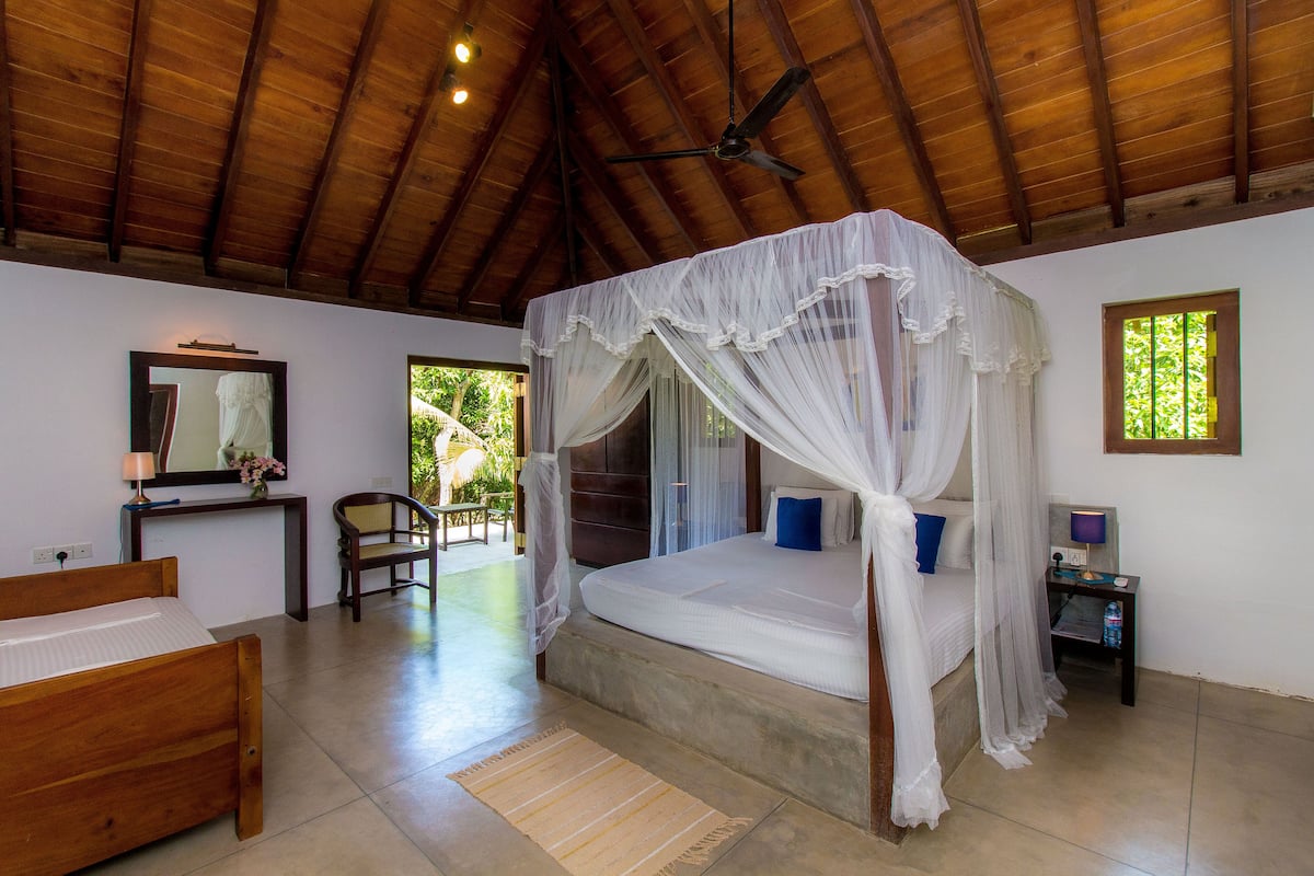 Country House Triple Room | Seprai katun Mesir, seprai premium, dan meja kerja