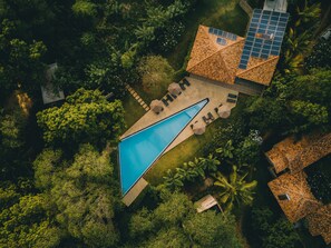 Outdoor pool, pool umbrellas, pool loungers - Palm Paradise Cabanas & Villas Beach Resort Tangalle (Tangalle)