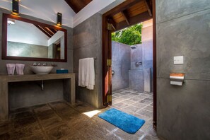 Country House Triple Room | Kamar mandi | Shower, pancuran hujan, perlengkapan mandi gratis, dan pengering rambut