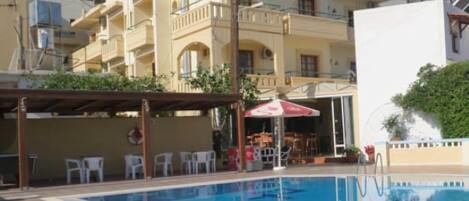 Seasonal outdoor pool, pool umbrellas, sun loungers