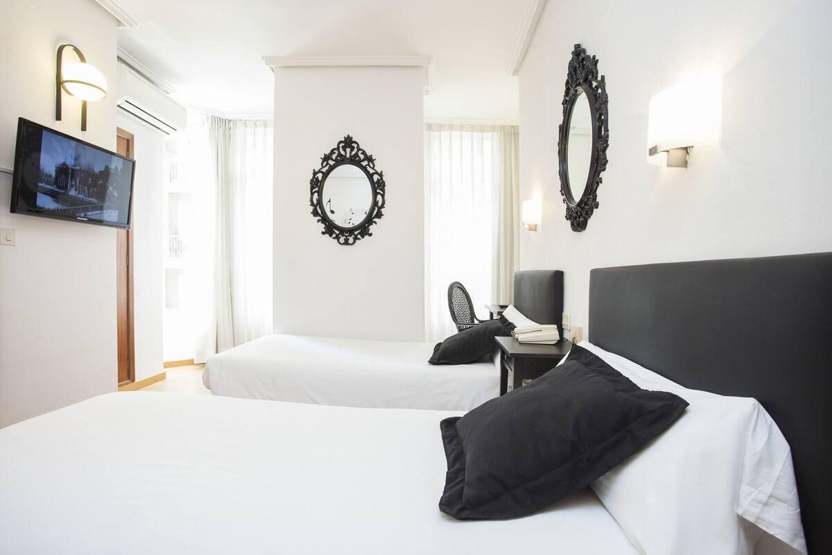 Een bureau, een laptopwerkplek, gratis babybedden, gratis wifi