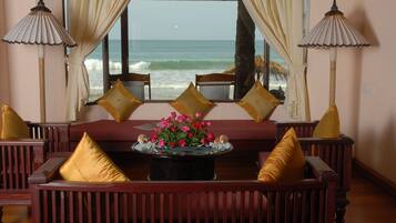 Amazing Suite Villa | Living area | 32-inch flat-screen TV with cable channels, TV