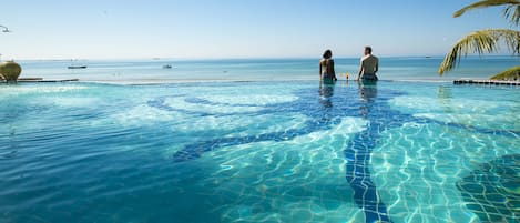 Piscine extérieure, parasols de plage, chaises longues