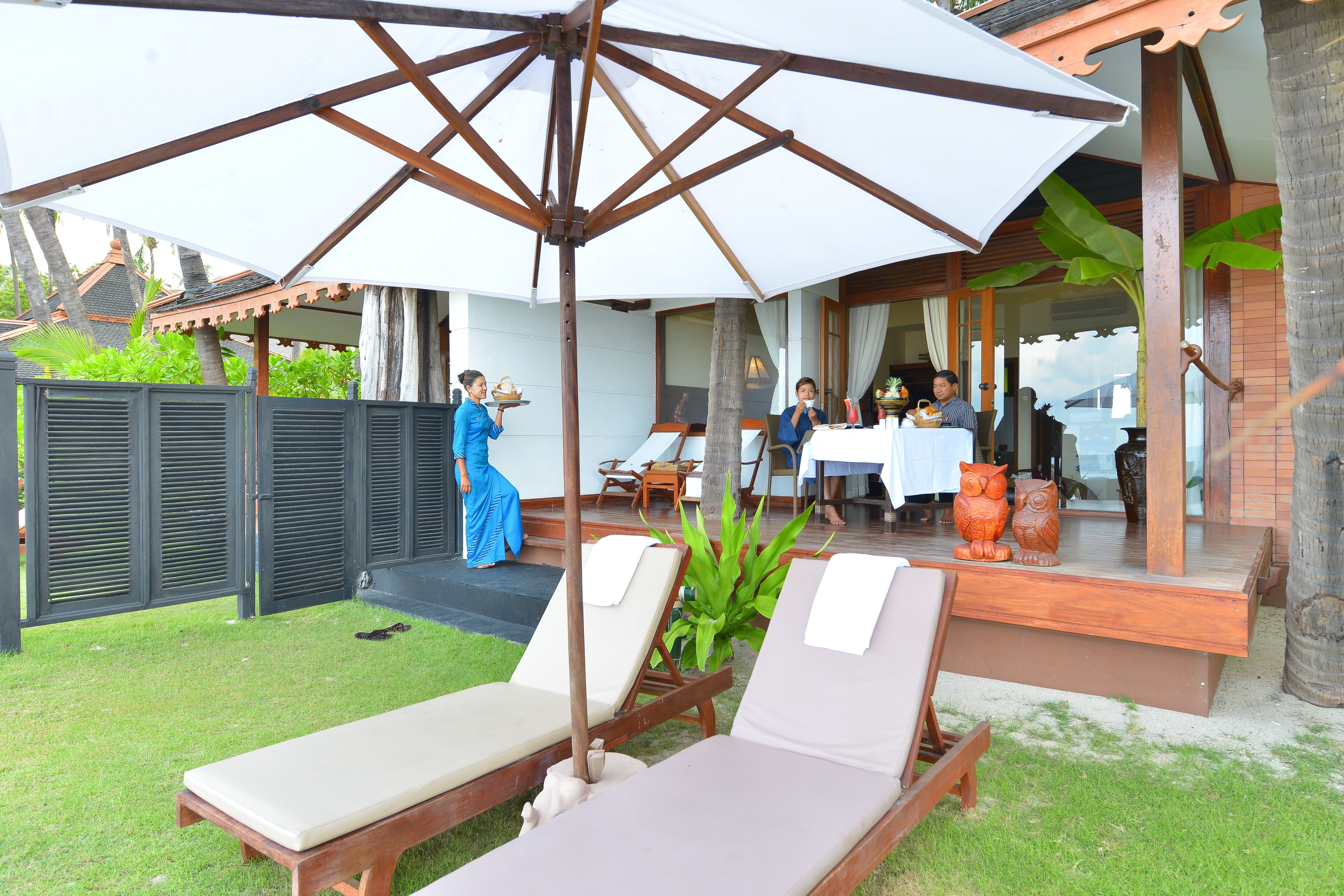 beach front suite | minibar, in-room safe, desk, blackout curtains