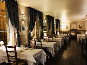 Déjeuner et dîner servis sur place, spécialités Cuisine locale