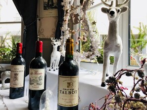 Déjeuner et dîner servis sur place, spécialités Cuisine locale