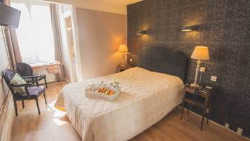 Bureau, rideaux occultants, chambres insonorisées