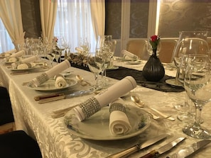Lunch and dinner served  - Hotel de la Banniere de France (Laon)