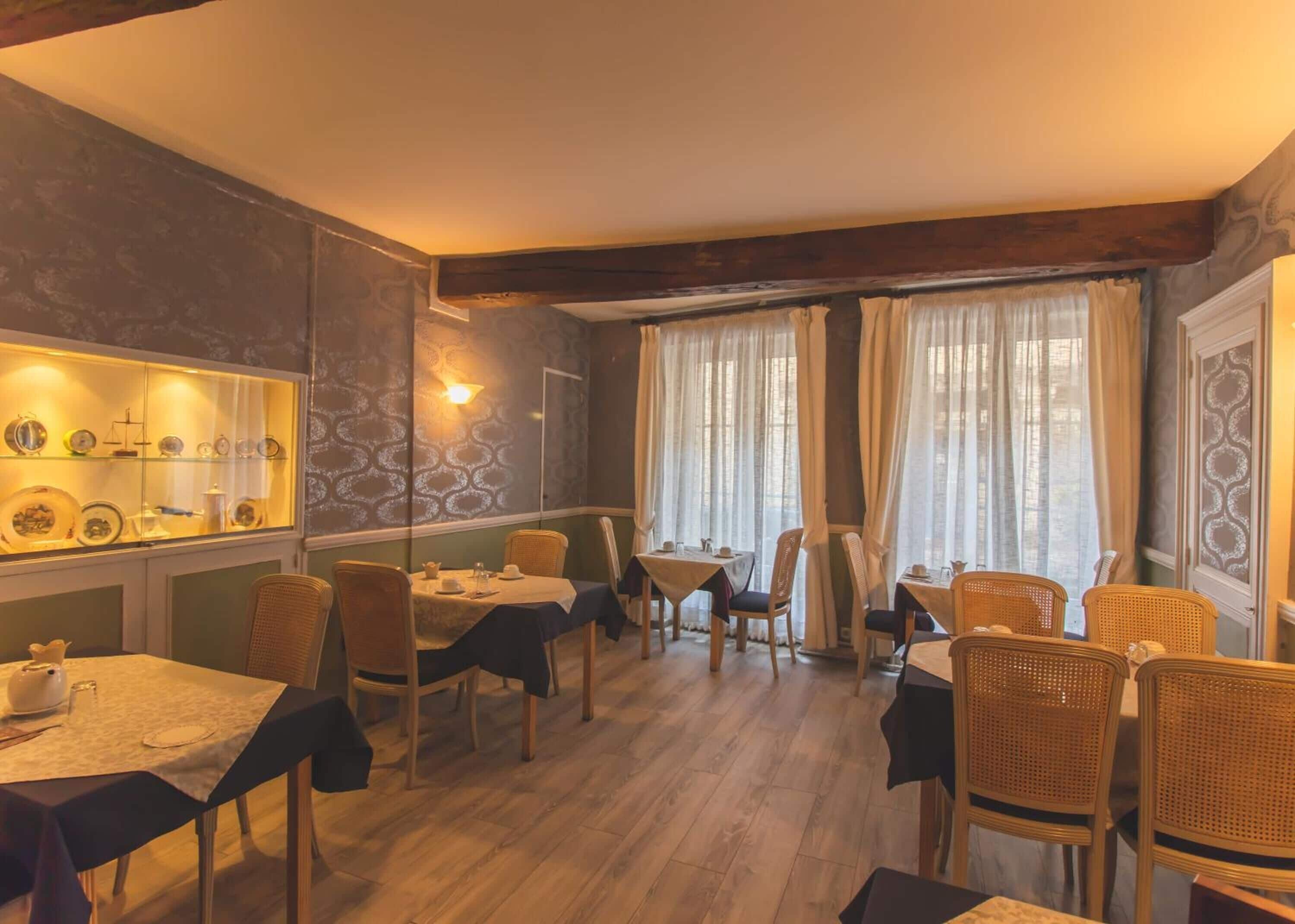 Déjeuner et dîner servis sur place, spécialités Cuisine locale