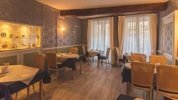 Déjeuner et dßner servis sur place, spécialités Cuisine locale