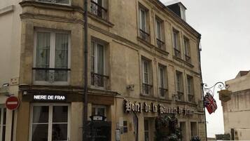 Un edificio histórico con un letrero que dice