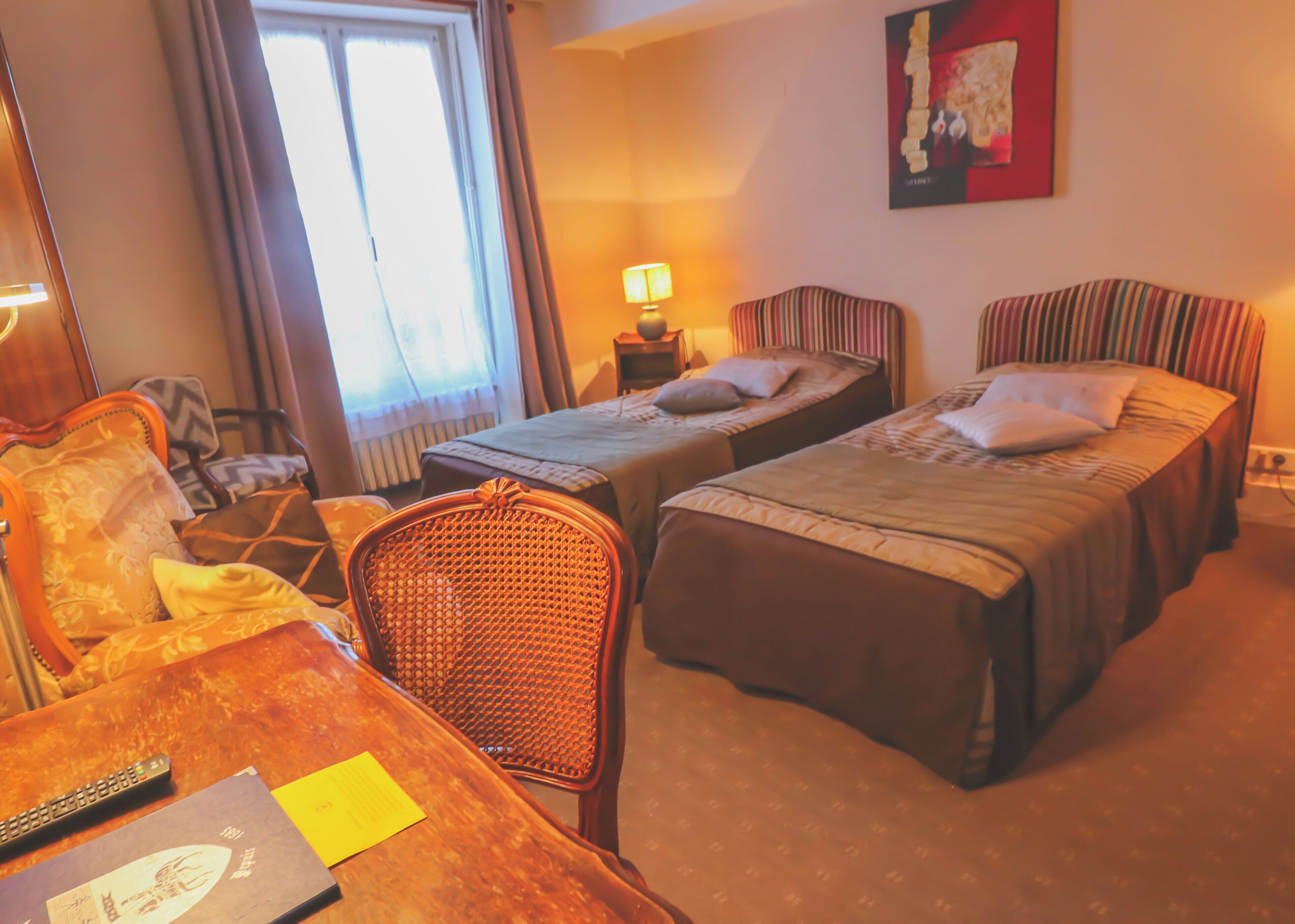 Standaard Twin kamer | Een bureau, verduisterende gordijnen, geluiddichte muren