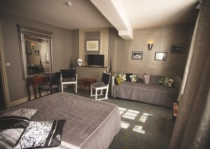 Escritorio, cortinas blackout y insonorización