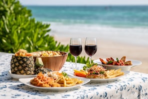 Breakfast, lunch and dinner served  - Xanadu Beach Resort (Koh Lan)