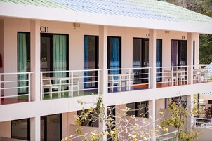 Un hotel de varios pisos con balcones numerados C11, C8 y C9.