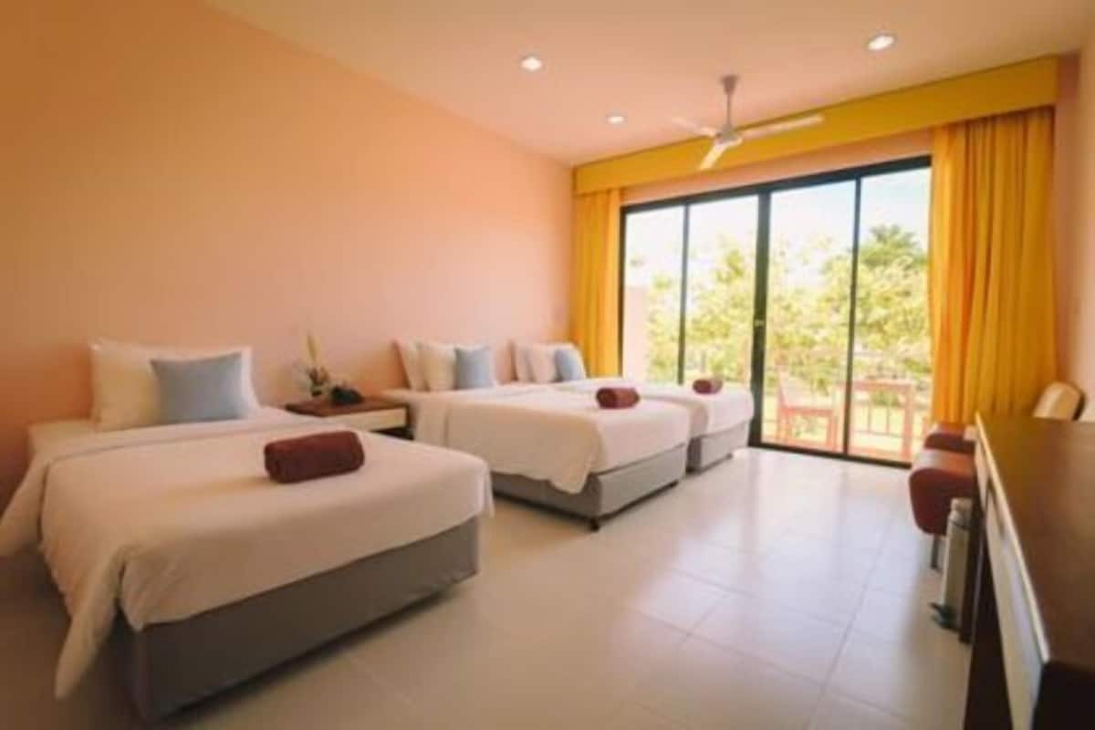 Deluxe Triple Room | Bathroom | Shower, free toiletries, hair dryer, towels