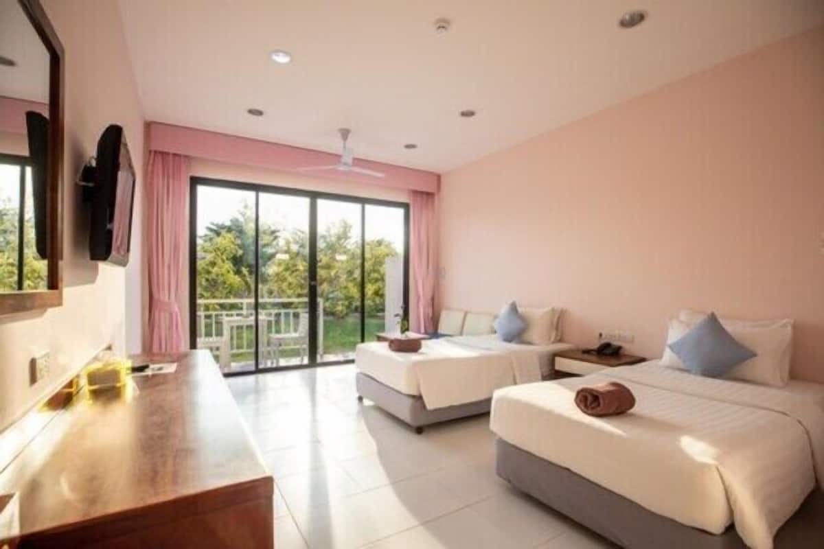 Deluxe Twin | Living area | Flat-screen TV