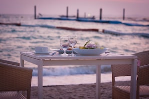 Petit déjeuner, déjeuner et dîner servis sur place, plats Cuisine thaï
