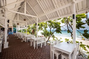 供應早餐、午餐和晚餐，泰國料理
