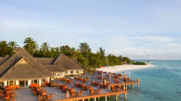 4 bars/lounges, 3 poolside bars