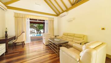 2 Bedroom Beach Suite | Minibar, caja fuerte, escritorio y cortinas opacas