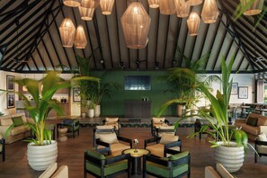 6 bars/lounges, 4 poolside bars - Sun Siyam Olhuveli (Olhuveli)