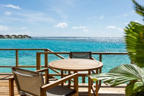 Minibar, caja de seguridad en la habitación y escritorio 