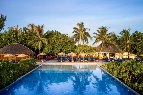 3 albercas al aire libre y camastros 