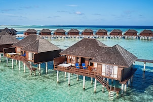 Prestige Jacuzzi Water Villa | Frigobar, cofres nos quartos, escrivaninha, cortinas blackout