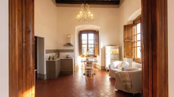 Apartamento clásico | Zona de estar | Una televisión de pantalla plana