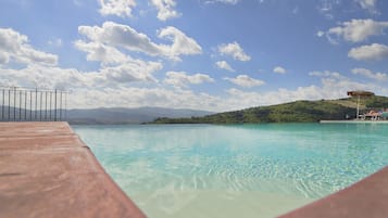 Una piscina al aire libre de temporada