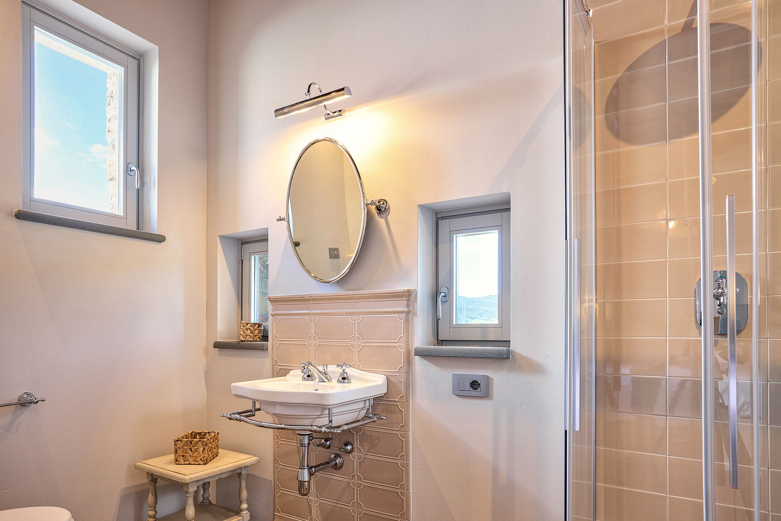 Ein Badezimmer mit Waschbecken, Spiegel und Dusche.