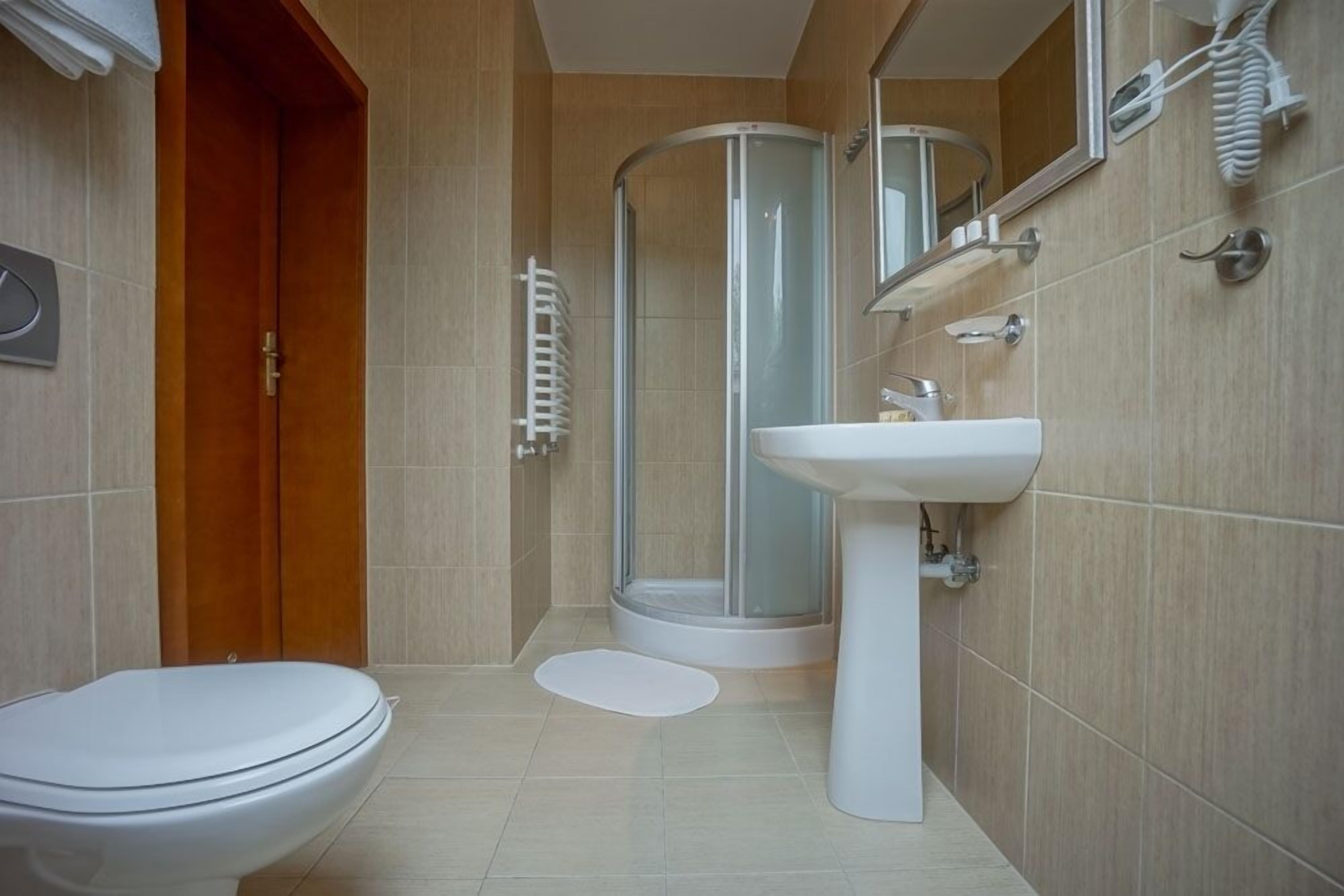 triple room | bathroom | free toiletries, hair dryer, towels