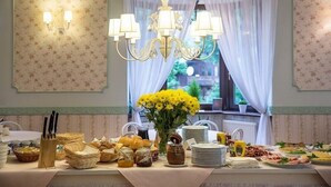 朝食 (ビュッフェ)、毎日提供 (無料)