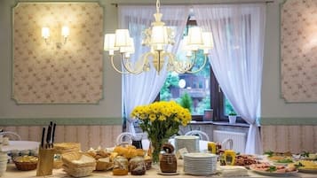 Free daily buffet breakfast