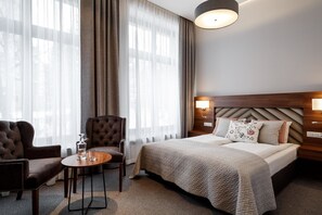 Dobbeltrom – standard | Sengetøy av topp kvalitet, dundyner, safe på rommet og skrivebord