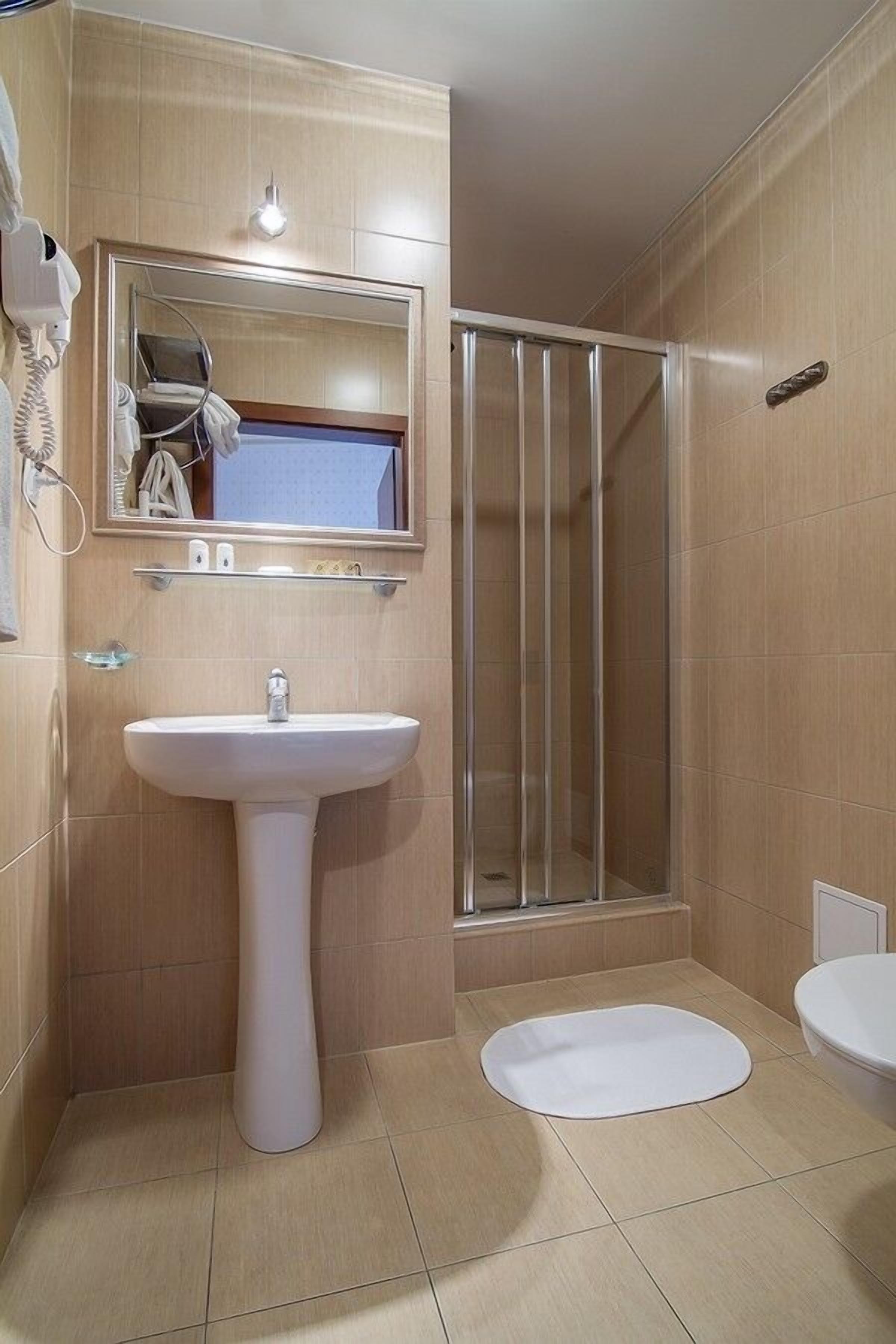 standard double room | bathroom | free toiletries, hair dryer, towels