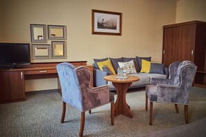 Habitació triple | Roba de llit d'alta qualitat, cobrellits i caixa forta a l'habitació 