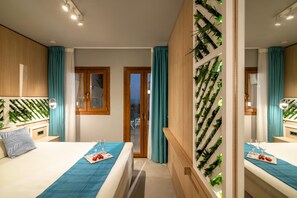 Suite | In-room safe, blackout drapes, soundproofing, iron/ironing board - Villa Elite by Checkin (Hersonissos)