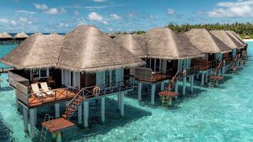 Sunset Reef Water Villa (Free seaplane for 2 with 7-night stay. Booking made from 01.11.2025) | Roupas de cama premium, frigobar, cofres nos quartos, escrivaninha
