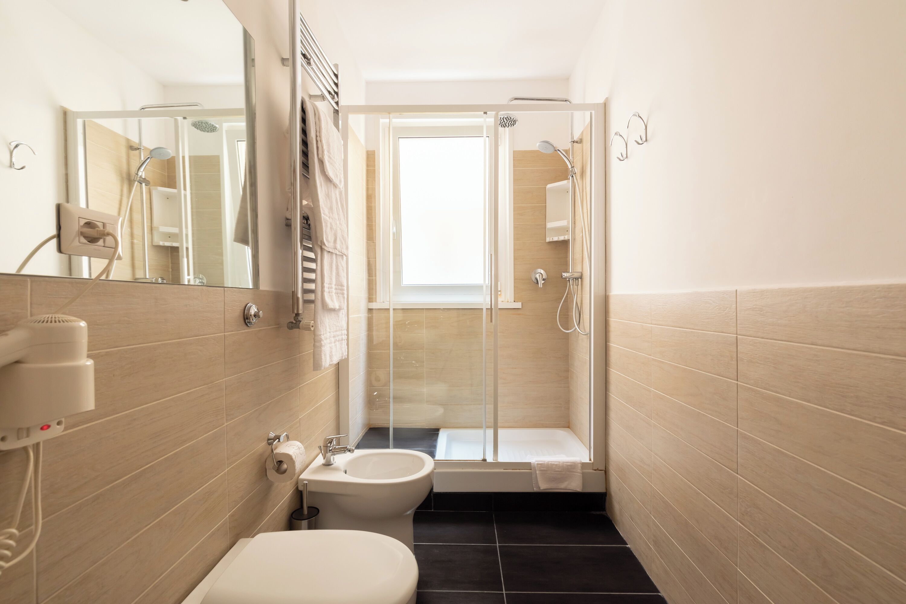 Triple Room | Bathroom | Shower, free toiletries, hair dryer, bidet