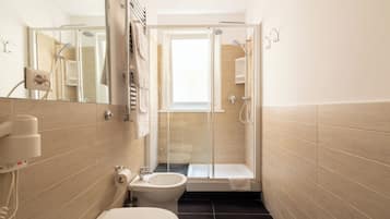 Triple Room | Bathroom | Shower, free toiletries, hair dryer, bidet