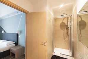 Regadera, amenidades de baño gratuitas, secadora de cabello, bidet