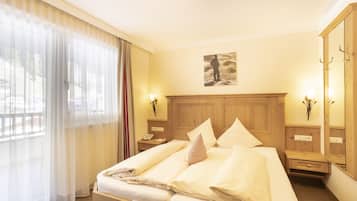 Deluxe-Doppelzimmer, Balkon, Bergblick | Hochwertige Bettwaren, Zimmersafe, Schreibtisch, Verdunkelungsvorhänge