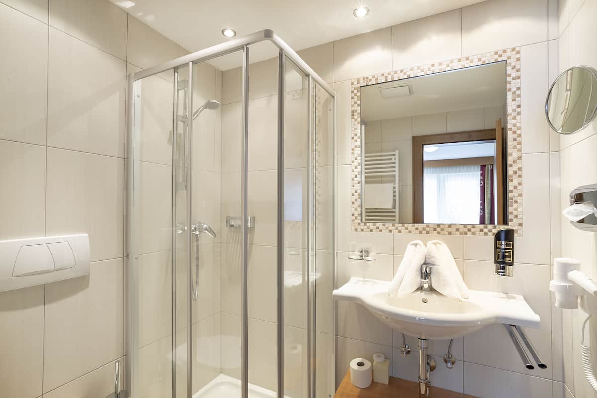 comfort double room, balcony, mountain view (landleben) | bathroom | free toiletries, hair dryer, bathrobes, slippers