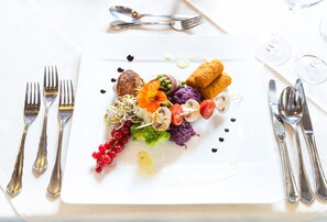 Petit déjeuner et dîner servis sur place, spécialités Cuisine régionale