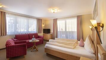 Deluxe-Doppelzimmer, Balkon, Bergblick | Hochwertige Bettwaren, Zimmersafe, Schreibtisch, Verdunkelungsvorhänge