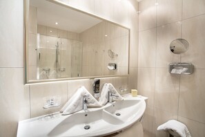 Family Suite, Balcony, Mountain View | Bathroom - Hotel Lenz (See)