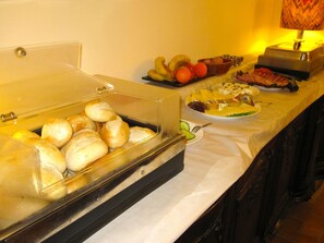 Ontbijt, serveert lunch, diner, Spaanse gerechten, uitzicht op de tuin